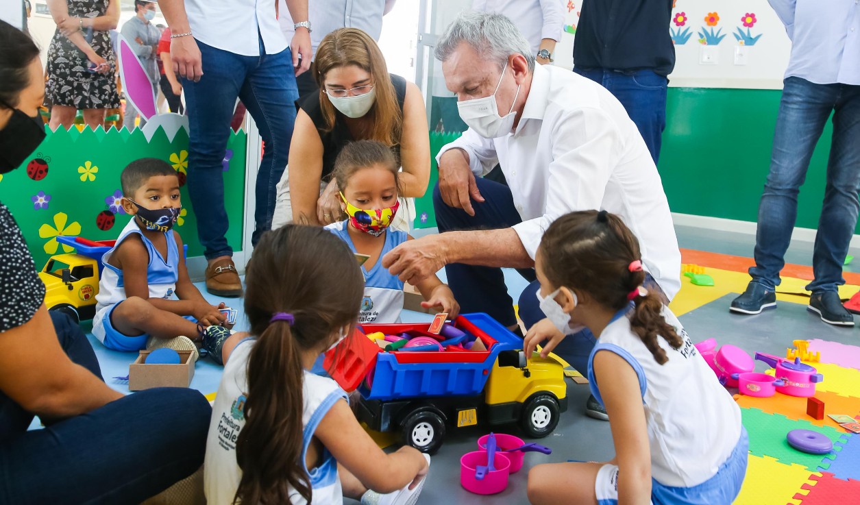 sarto conversa com crianças do centro de educação infantil